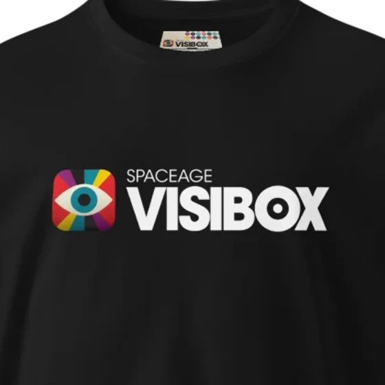 La camiseta Visibox negra, logo y cuello en primer plano
