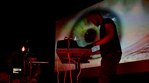 Teclista actuando con visuales de Visibox